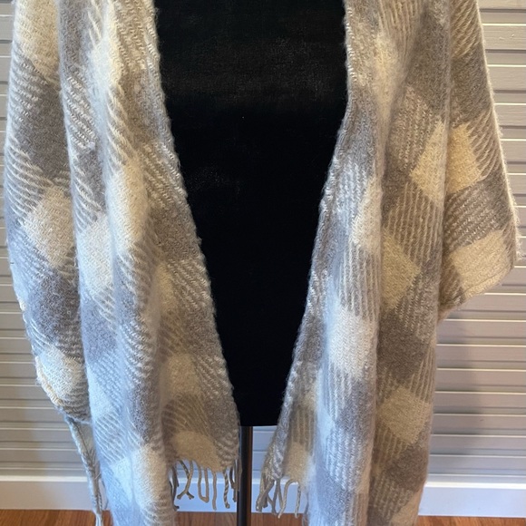 NWT Tan and Gray Lauren Conrad Fringe Knit Cape Poncho One Size - Picture 6 of 12